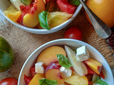 Salade méli mélo de tomates, nectarines, feta et basilic