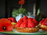 Tartelettes aux fraises, au sirop de coquelicots maison