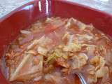 Soupe au chou, lentilles et tomates