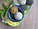 Boules d'énergie aux noix de cajou, dattes, raisins secs et noix de coco { energy balls }