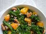 Salade de kale cru et courge butternut rôtie aux noix - Sauce citronnée au sésame