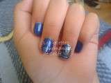 Ongles bleus pailletés