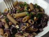 Penne, sauce au vin rouge, oignons et lardons