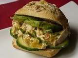 Sandwich coronation chicken, concombre et avocat