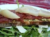 Crostini brésaola, poire et crème de noix de cajou au basilic