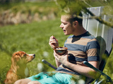 Donner les restes de table à un chien : est-ce bon pour sa santé