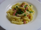 Salade de pâtes aux asperges, petits pois et jambon blanc