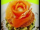 Rose de saumon fumé au coeur de sorbet de citron vert sur lit d'avocat et de concombre