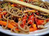 Wok de nouilles soba aux petits légumes, sauce aigre-douce