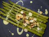 Asperges vertes sur assiette