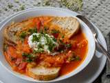 Soupe aux tomates fraîches avec un oeuf poché