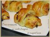 Mini croissants feuilletés au confit d'oignon et magret de canard fumé