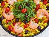 Paella de pâtes coquillettes au safran, gambas, poivrons, olives et tomates cerise