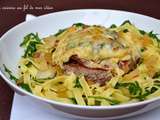 Steak haché gratiné aux oignons, jambon cru et fromage de Chimay ... tagliatelle à la roquette