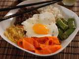 Bibimbap (plat coréen œuf, riz, bœuf et légumes sautés)