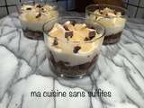 Verrines avec crumble sans gluten, mousse au chocolat et mousse de poires, spécial Pâques