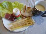 Assiette printannière: velouté d'asperge / pointes d'asperges et son oeuf coque