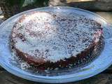 Brownie cru végan aux bananes, chocolat, noix de coco et fruits rouge sans gluten et sans lactose