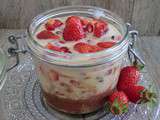 Verrine aux fraises, grenade et super fruits, au chanvre, au souchet et au chocolat cru