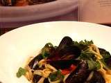 Linguines aux moules, tomates fraîches et fines herbes