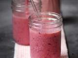 Smoothie aux fruits rouges, pêches et pommes