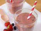 Smoothie avocat, fruits rouges et lait d’amande