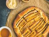 Tarte rustique à la banane, amande & caramel