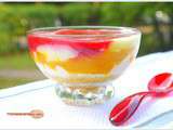 Coupe fruitée de mangue et de framboises sur mousse légèrement citronnée