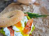 Bagel bacon guacamole, faisselle aux herbes et oeuf mollet