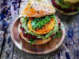 Burger végétarien fait-maison : galette de betterave quinoa, guacamole, tahiné citron et butternut rôtie