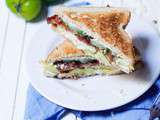 Club sandwich avocat et bacon au café