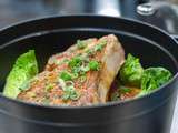 Côte de veau en cocotte, petits pois et oignons nouveaux