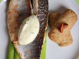 Filet de bar aux asperges vertes, sauce mousseline et sablés aux amandes