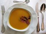 Potage courge butternut, pommes et curry et chips de lard