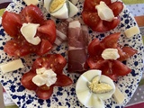 Fleur de tomates, fleur d œufs et des rouleaux de jambon fumé, cubes emmental