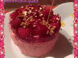 Gourmandise mousse framboise, fruits et gelée avec pépites de nougatine