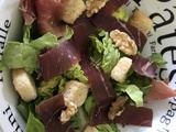 Salade au jambon serrano, viande des grisons, noix, croûtons et sa vinaigrette au persil