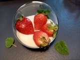 Salade de fraises à la fleur d'oranger, crème légère