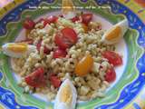 Salade de pâtes-tomates cerises, fromage, oeuf dur, et menthe