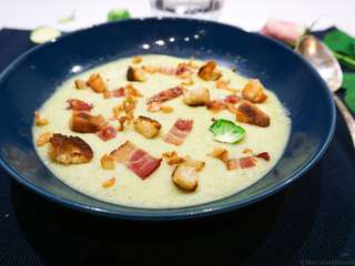 Soupe de choux de Bruxelles et lard croquant