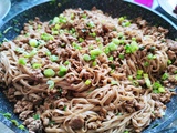 Nouilles soba à la viande hachée