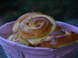 Brioches escargots à la crème pâtissière et fruits confits orange