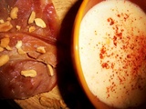 Velouté d'échalotes au piment d'espelette, jambon et cacahuètes, noix de cajou