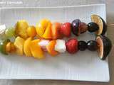 Brochettes de fruits arc en ciel juste poêlées au miel (Fruit skewers rainbow just fried with honey)