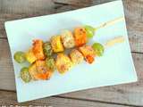 Brochettes de fruits au miel et graines de sésame (Fruit skewers with honey and sesame seeds)