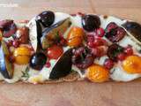 Bruschetta tomates cerises, mozzarella, cerises, figues, (jambon cru) et romarin ( Bruschetta with cherry tomatoes, mozzarella, cherries, figs, (ham) and rosemary)