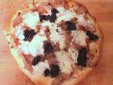 Pizza aux oignons roses de Roscoff, tapenade et mozzarella (Pizza with pink Roscoff onions, tapenade and mozzarella)