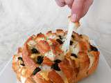 Pull apart bread mozzarella, emmental et olives noires (Pull apart bread mozzarella, emmental cheese and black olives.)