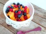 Salade de fruits (melon, myrtilles et framboises) au miel et cardamome (Fruit salad (melon, blueberries and raspberries) with honey and cardamom)