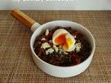 Salade de lentilles aux poivrons, au roquefort et œuf poché (Lentil salad with peppers, blue cheese and poached egg)